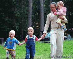 молодая мама с малышами