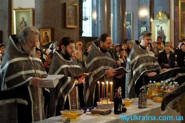 Священнослужители во время молитв обращаются к Богу