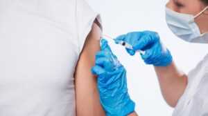 Європейські агенції охорони здоров’я рекомендують другу бустерну дозу вакцини від Covid-19 людям віком від 60 до 79 років