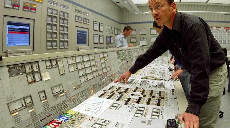 Штаде, Німеччина, 14/11/03 Техніки вимикають інші системи на атомній електростанції Штаде поблизу Гамбурга. (pmb) PAP / EPA (КРИСТІАН ХАРІСІУС)