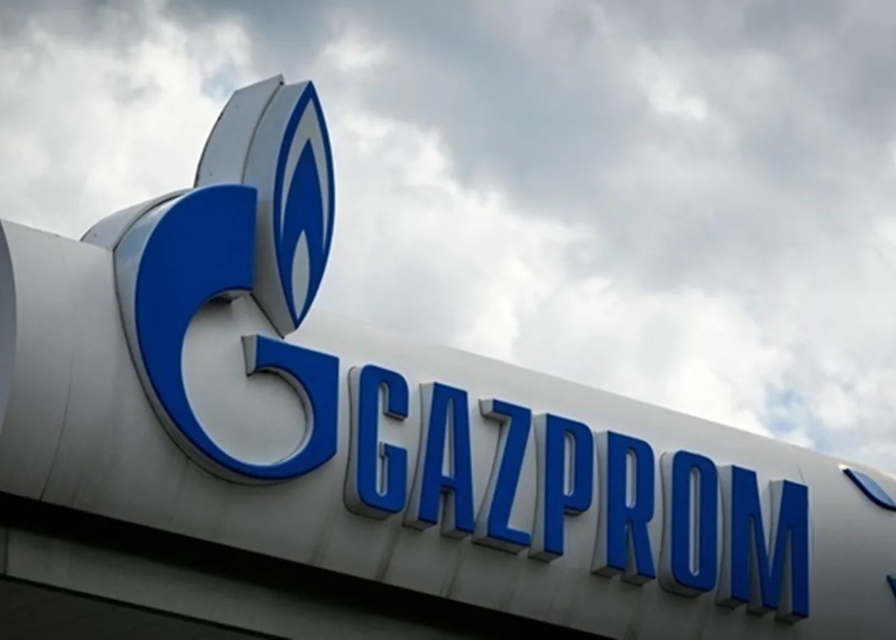 Логотип Газпрому на фасаді будівлі під хмарами