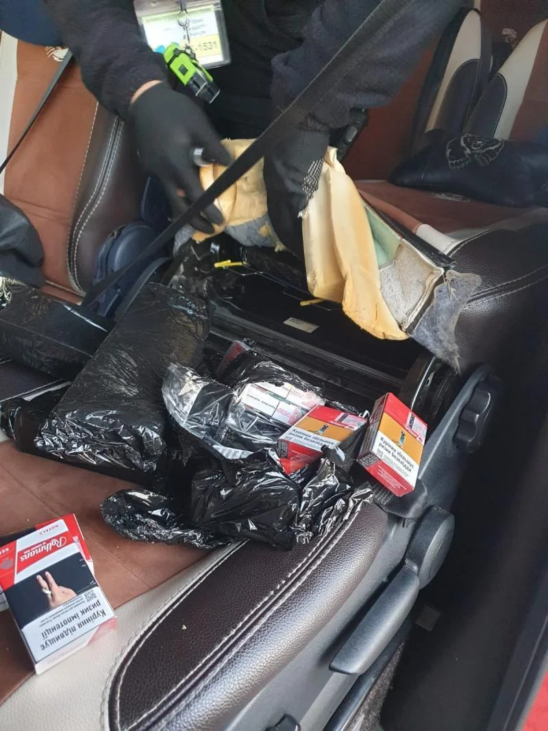 Вилучені пакунки з тютюном у салоні автомобіля за справою депутата Закарпаття