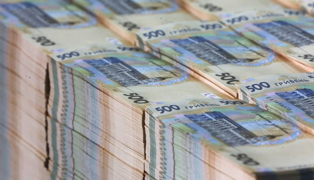 Стоси пятисотгривневих банкнот як символ 148,7 млрд грн податків держпідприємств