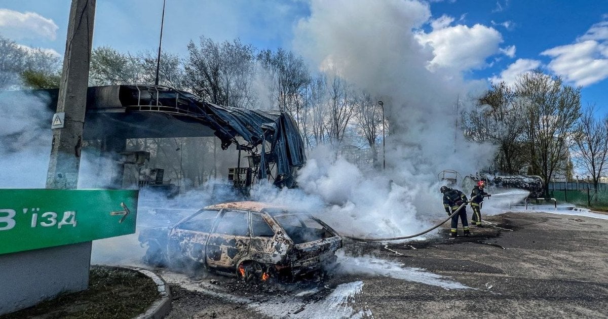 Пожежники гасять авто на пошкодженій АЗС у Харкові після удару дрона РФ