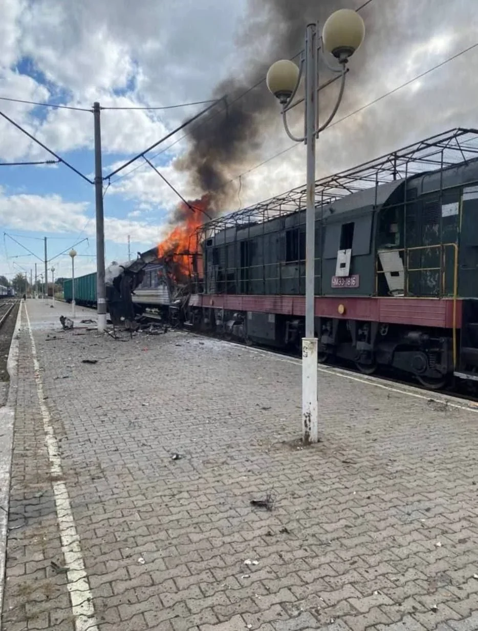 Пошкоджений локомотив вантажного поїзда після удару дрона РФ на Дніпропетровщині