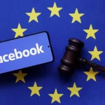 Смартфон Facebook на тлі прапора ЄС та судового молотка