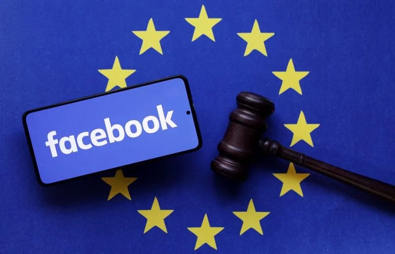 Смартфон Facebook на тлі прапора ЄС та судового молотка
