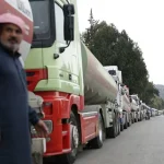 Іракський водій у кефії біля танкеpa з мазутом у довгій колоні вантажівок, що йдуть через Сирію в обхід Ормузу