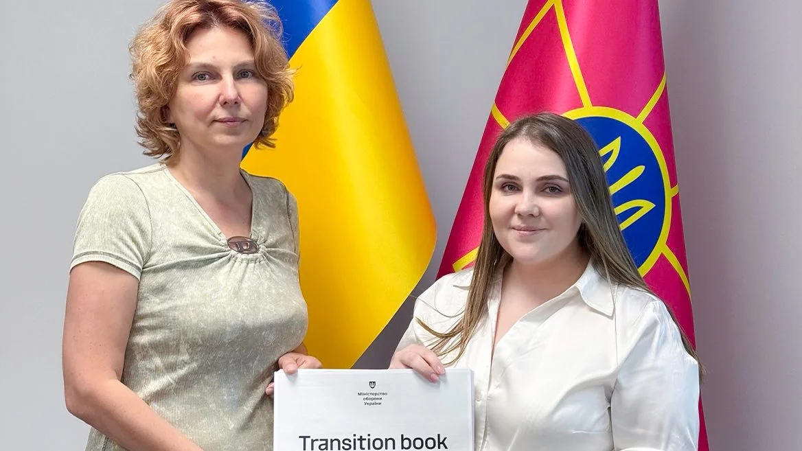 Оксана Ферчук отримує Transition book під час призначення міністеркою цифрової трансформації