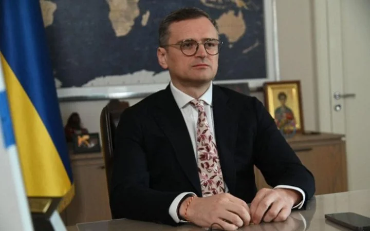 Олексій Кулеба за робочим столом у кабінеті міністра розвитку громад