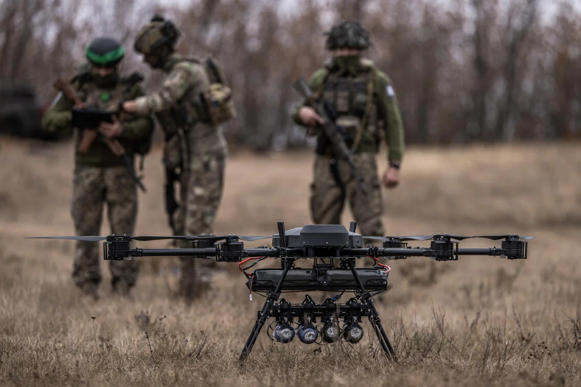 Українські військові з бойовим дроном на фронтовій позиції