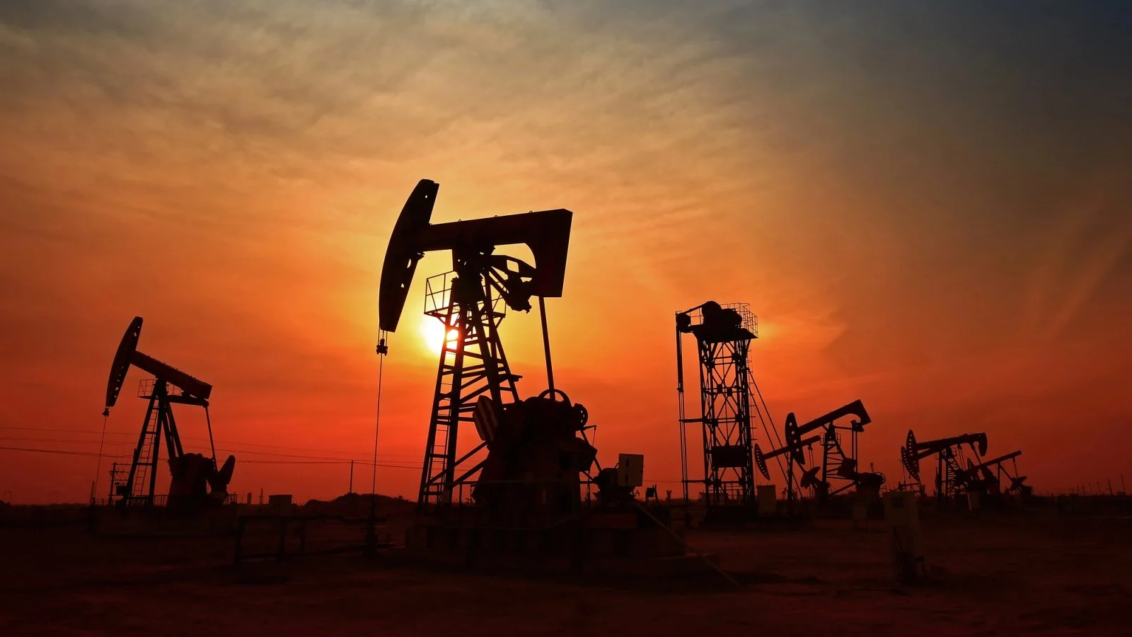 Нафтові качалки на заході сонця на тлі іранської напруги