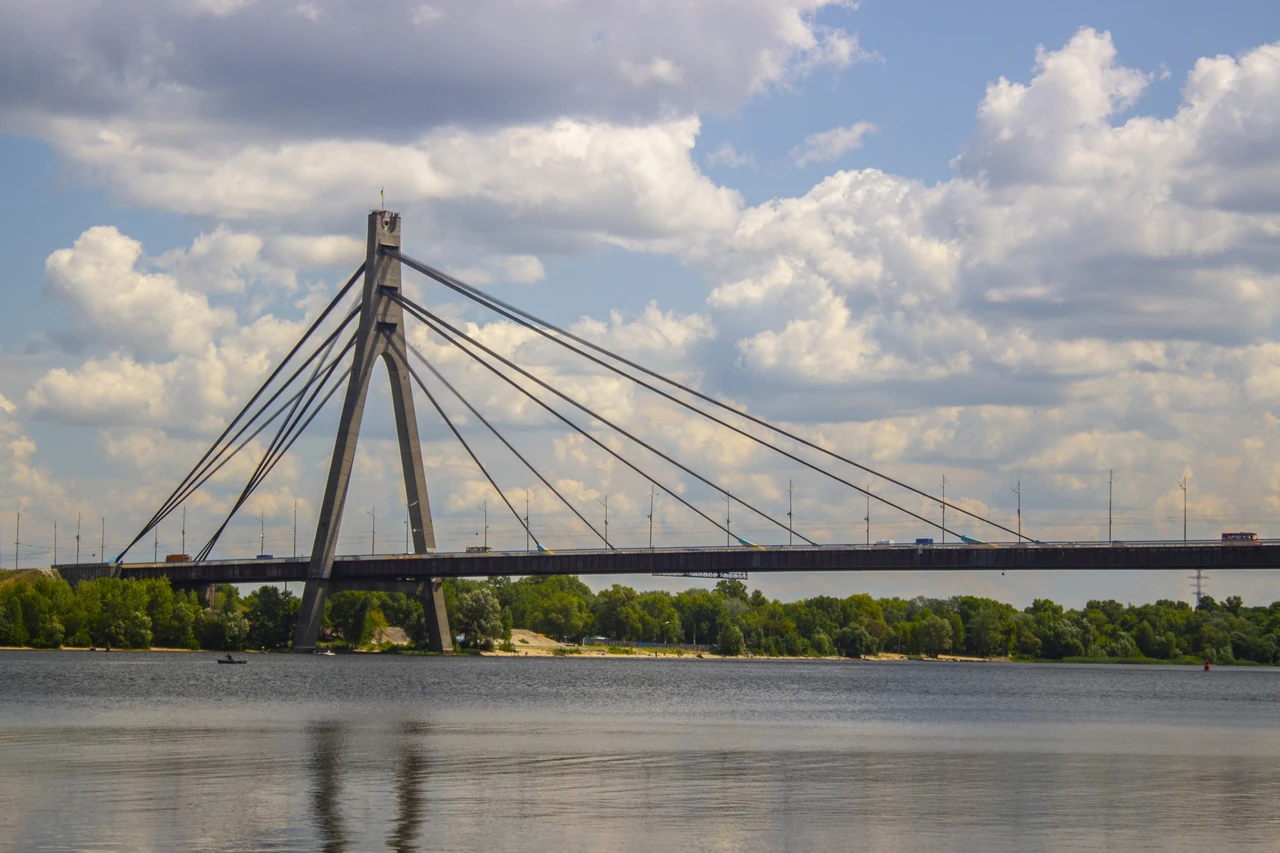 Північний міст у Києві: один пілон тримає 300-метровий проліт над Дніпром