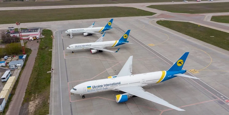 Літаки Ukraine International Airlines на стоянці аеропорту