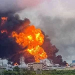 Пожежа на Московському НПЗ з великим полумям і чорним димом після атаки дронів