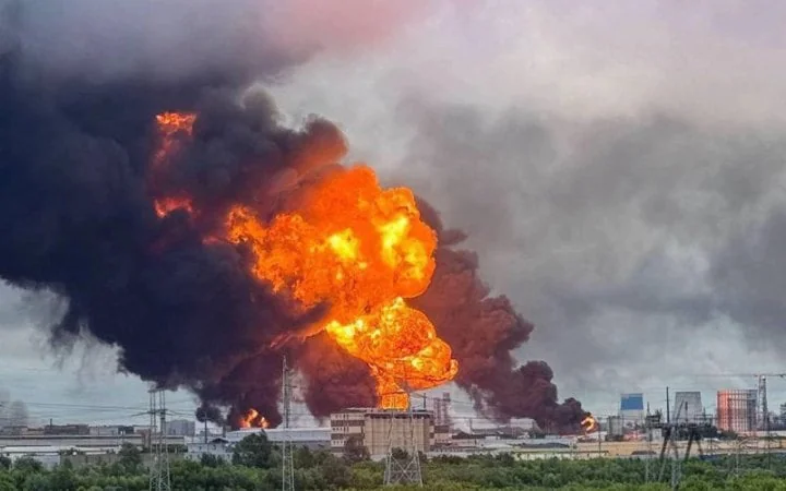 Пожежа на Московському НПЗ з великим полумям і чорним димом після атаки дронів