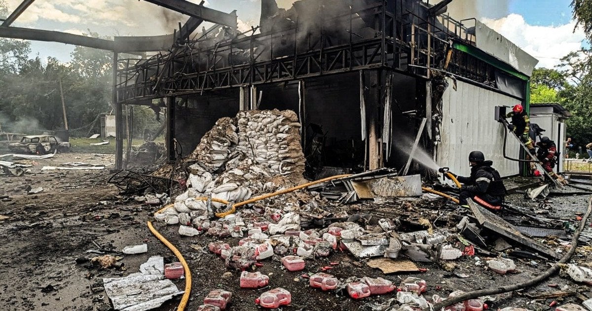 Рятувальники гасять пожежу після удару по АЗС у Малині Житомирщини