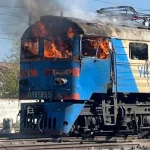 Палаючий локомотив ВЛ8-855 Укрзалізниці з вибитим склом та вогнем у кабіні після подвійного удару РФ по потягу на Запоріжжі