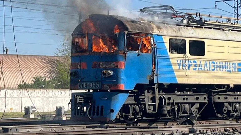 Палаючий локомотив ВЛ8-855 Укрзалізниці з вибитим склом та вогнем у кабіні після подвійного удару РФ по потягу на Запоріжжі