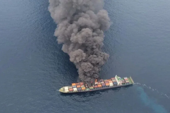 Пошкоджене торговельне судно з чорним димом після атаки в Чорному морі
