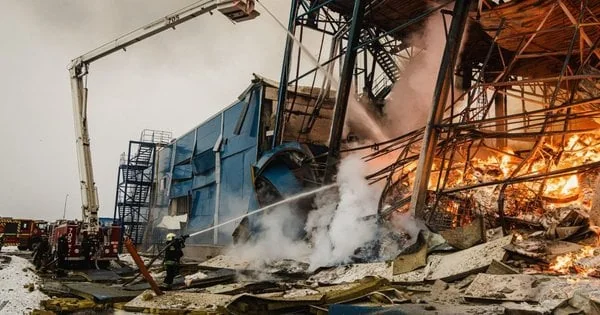 Пожежники гасять пожежу на складі Philip Morris у Києві після атаки