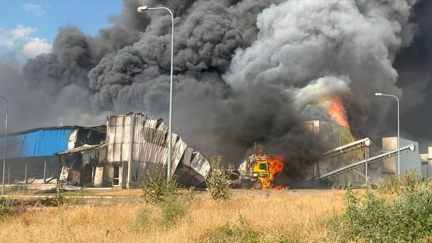 Пожежа на пошкодженому підприємстві Чернігівщини після російського удару