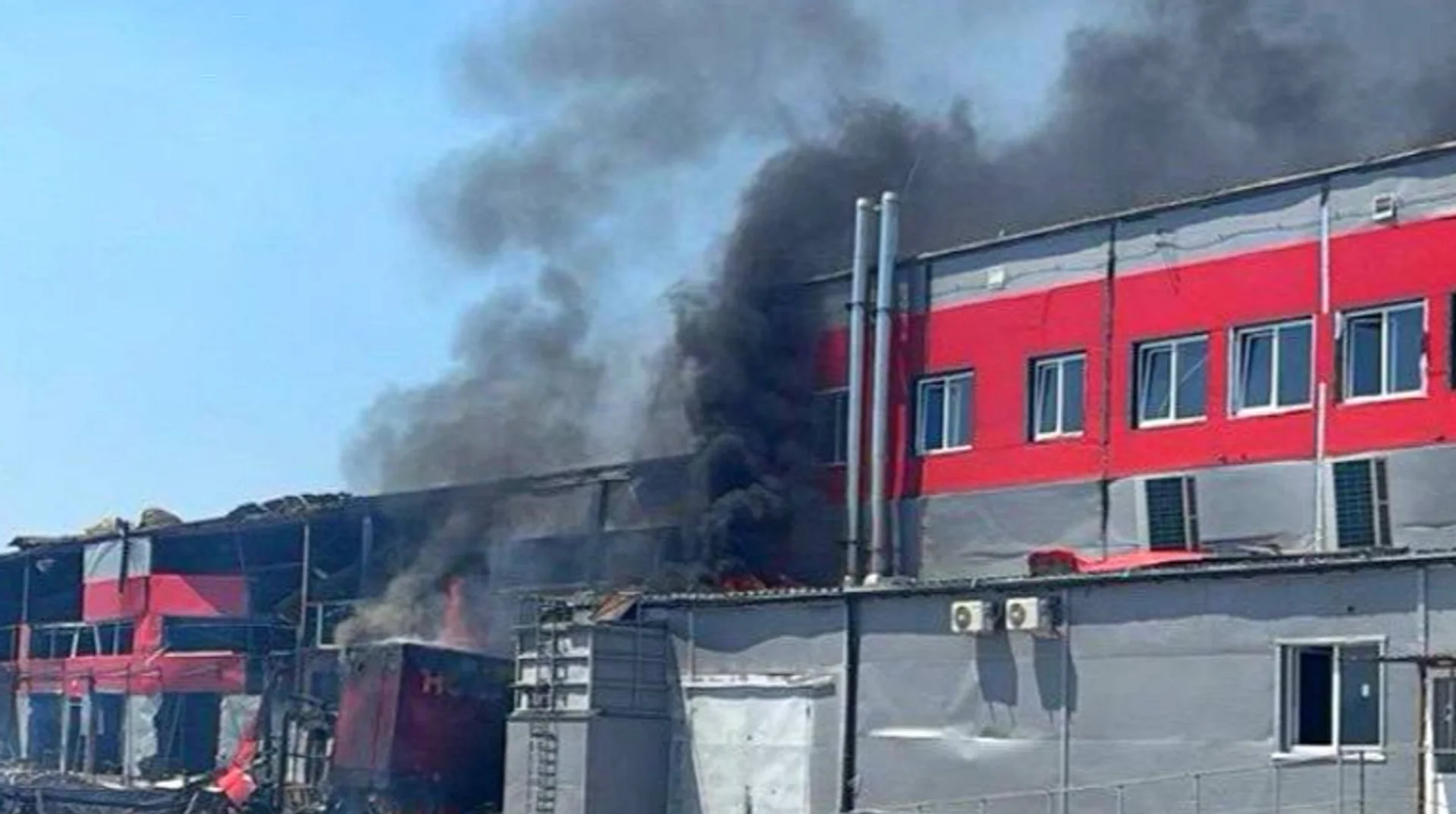 Палаючий склад у Полтавському районі після удару російського дрона