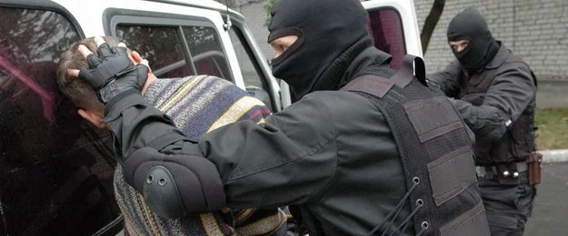Бійці СБУ затримують підозрюваного під час обшуків у Запоріжжі