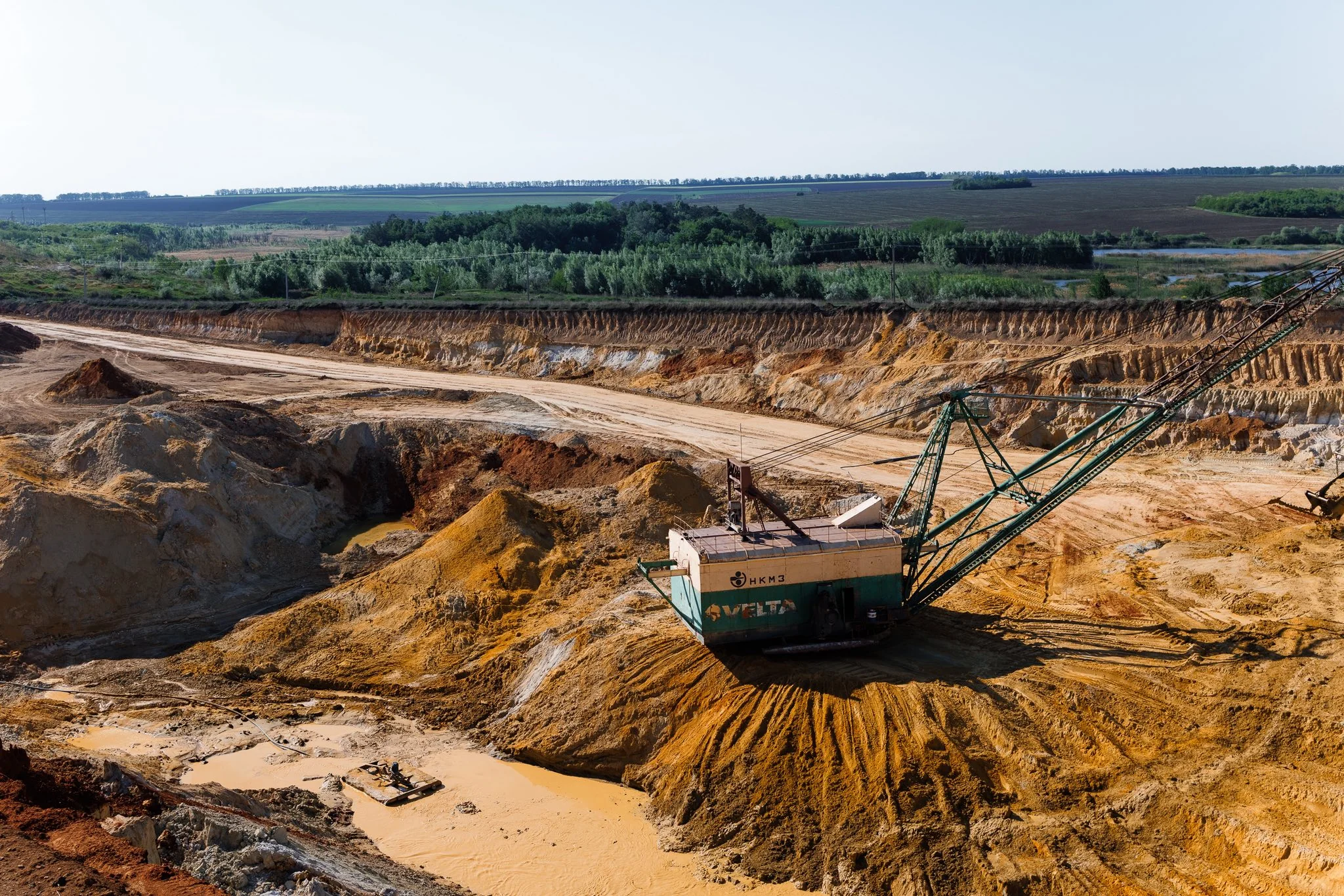 Экскаватор на карьере СхідГЗК во время добычи урановой руды