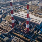 Теплоелектростанція Києва з двома смугастими димарями для резервного теплопостачання