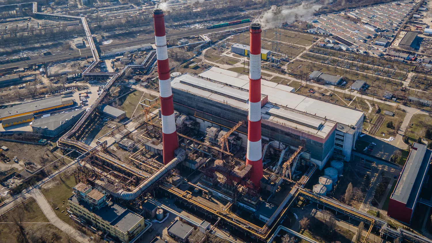Теплоелектростанція Києва з двома смугастими димарями для резервного теплопостачання