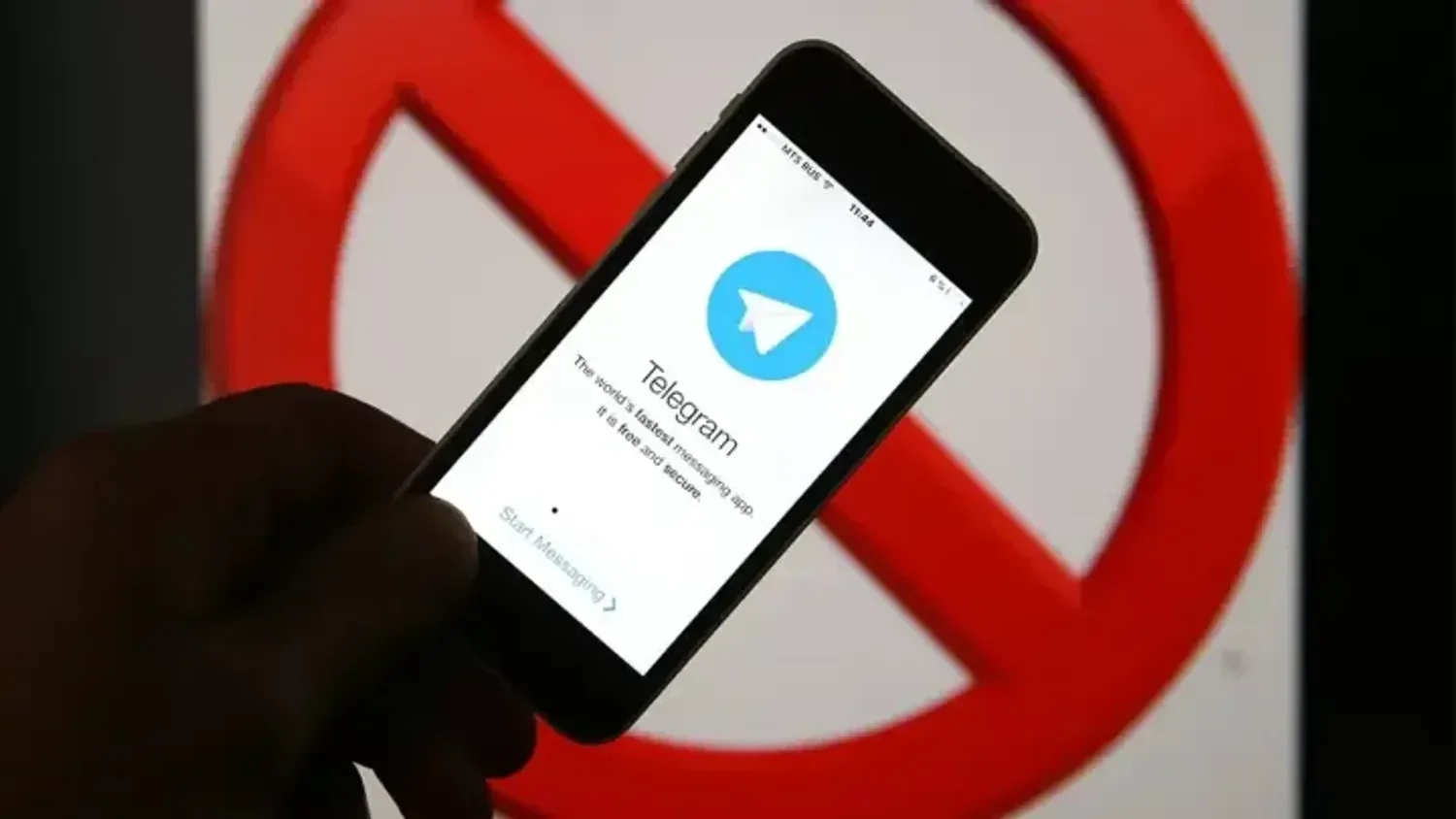 Смартфон з Telegram на тлі знака заборони блокування домену t.me