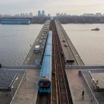 Південний міст через Дніпро з потягом метро на Сирецько-Печерській лінії