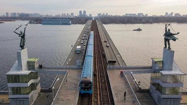 Південний міст через Дніпро з потягом метро на Сирецько-Печерській лінії