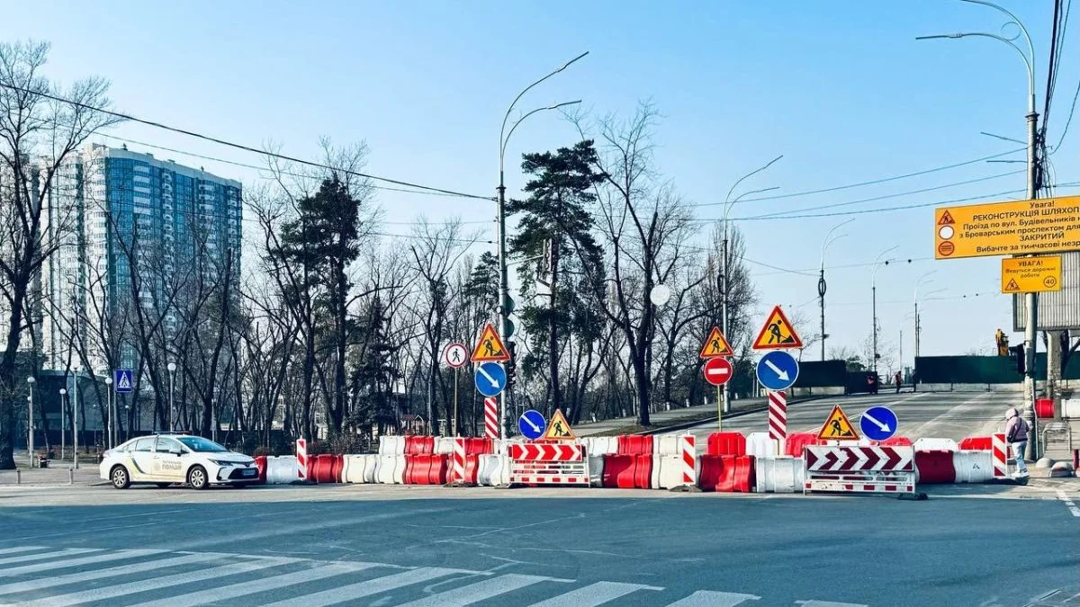 Перекрытие движения красно-белыми барьерами на проспекте Академика Королёва в Киеве