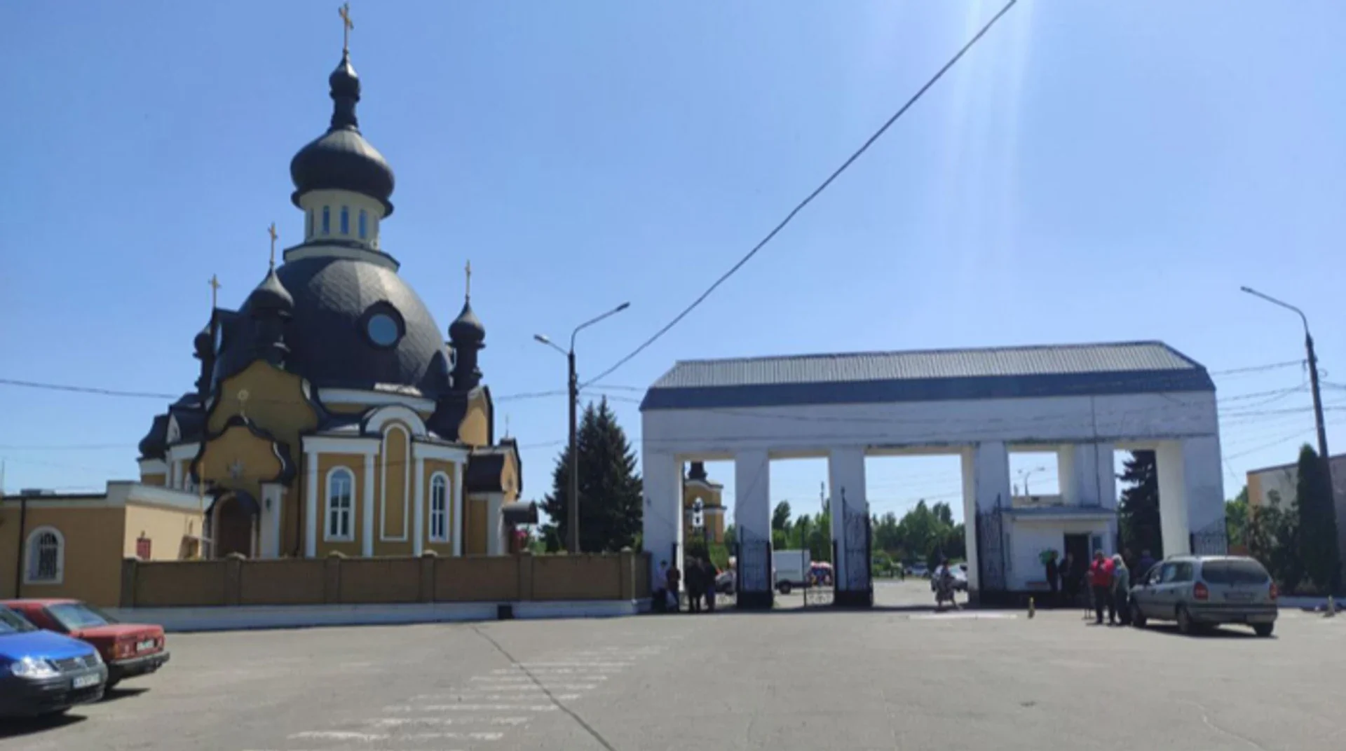 Православна церква та головний вїзд на кладовище в Києві, де виявили переплату за будматеріали у півтора раза дорожче ринку