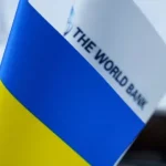 Прапор України з логотипом Світового банку щодо отримання 3,35 млрд доларів
