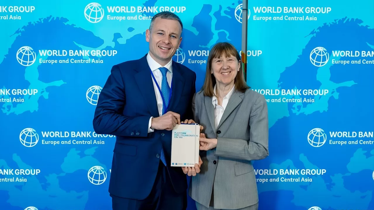 Україна та Світовий банк під час підписання угоди на 3,35 млрд доларів