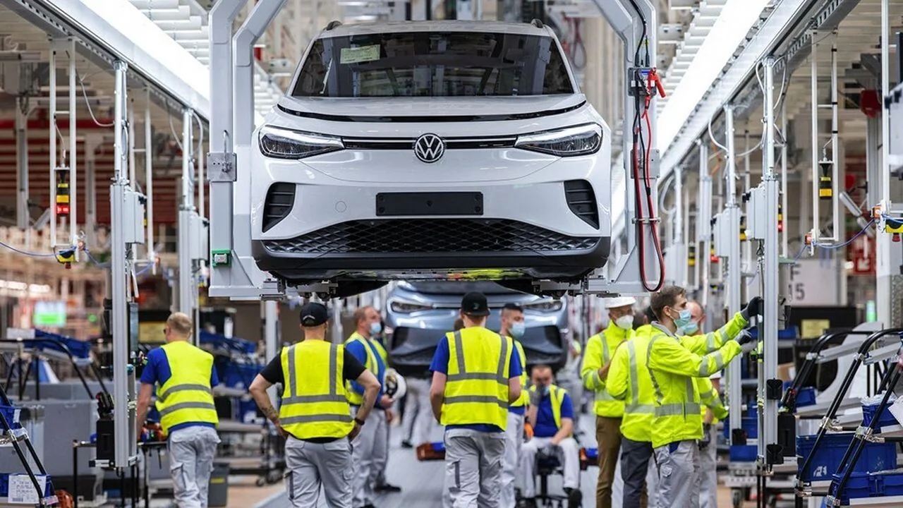 Працівники Volkswagen на конвеєрі заводу під час кризи компанії