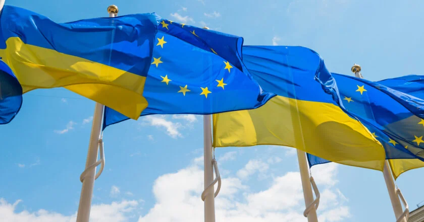 Прапори України та ЄС майорять разом на тлі неба під час вступу