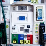 Паливна колонка ARCO з цінами на дизель та бензин на дисплеї