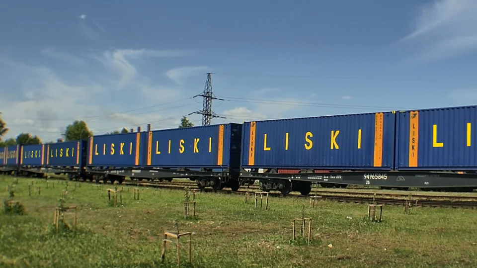 Сині контейнери LISKI на вантажному поїзді серед зеленого поля