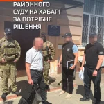 Співробітники СБУ та ДБР затримали чоловіка з портфелем біля будівлі
