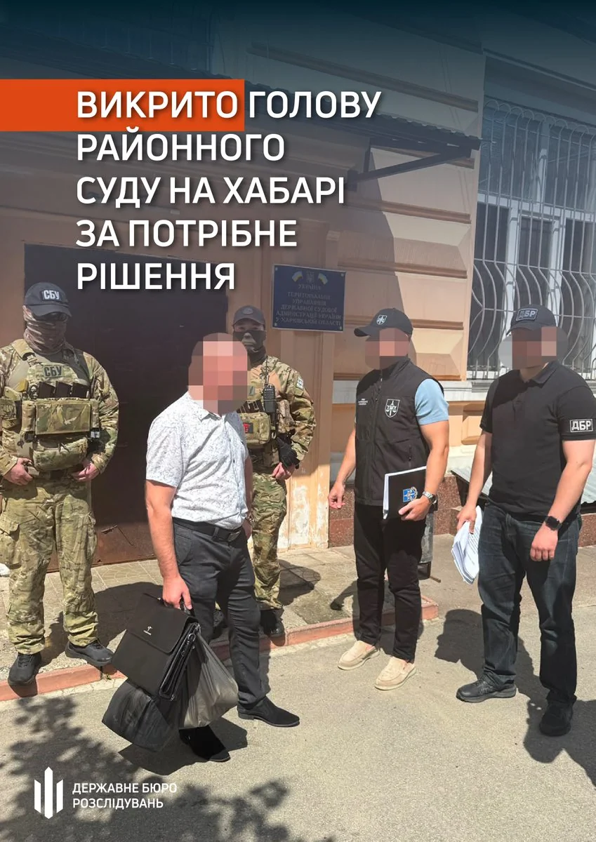 Співробітники СБУ та ДБР затримали чоловіка з портфелем біля будівлі