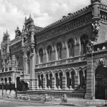 Історичне чорно-біле фото орнаментованої будівлі з арочними вікнами