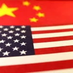 Близький план прапорів США та Китаю один над одним