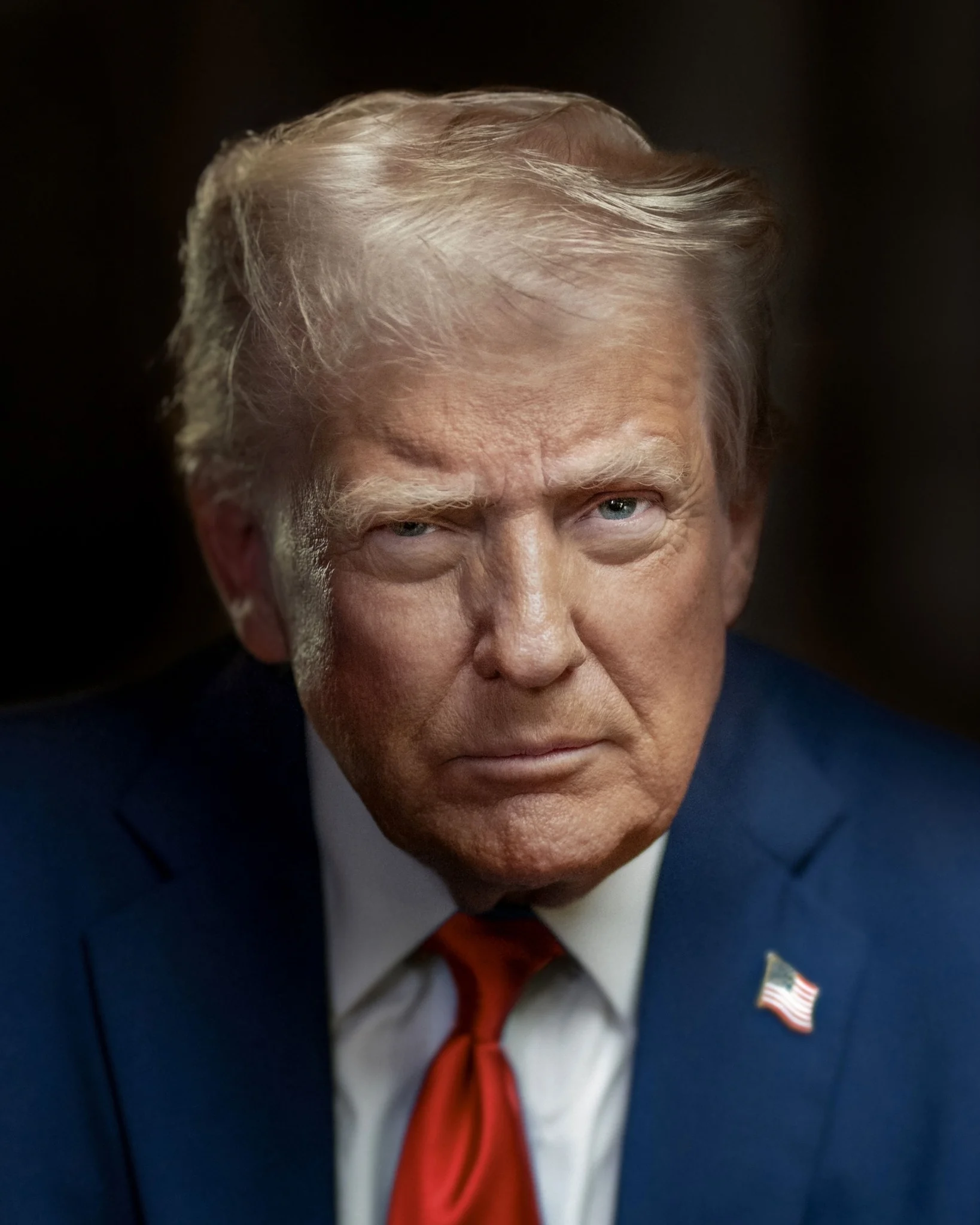 Портрет Дональда Трампа в синьому костюмі з червоною краваткою на темному тлі